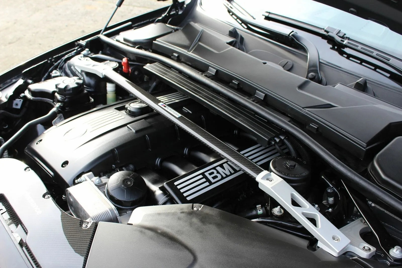 CARBON DOMSTREBE VORNE-OBEN für BMW 1er E87 3er E90 E92 6-Zyl. Nicht 335 NEU!